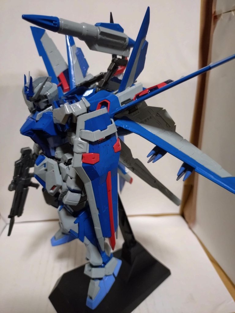 所々、デスティニーレッドや、ソードストライクブルーを織り交ぜてます。