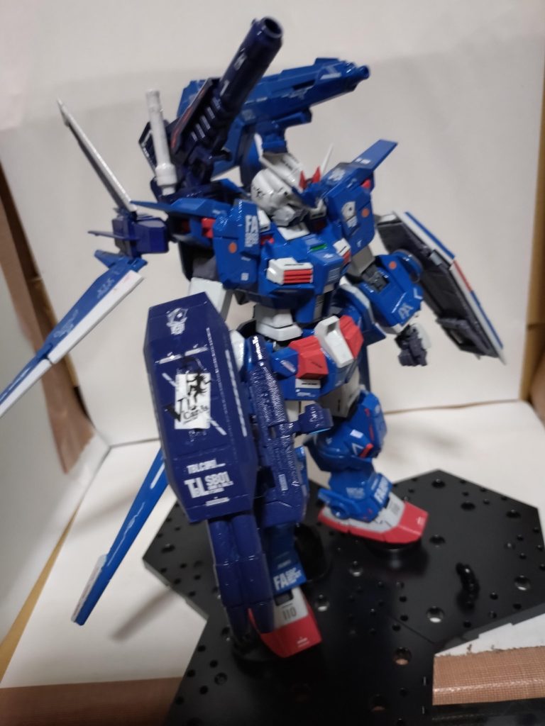 デカールをたくさん使って、全体的にメリハリをつけて。