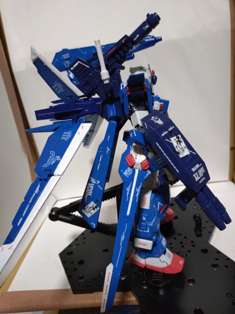 前はトップコートのツヤ消しで仕上げましたが、ちょっと仕上がり悪かったので、今回はトップコートの光沢にしました。