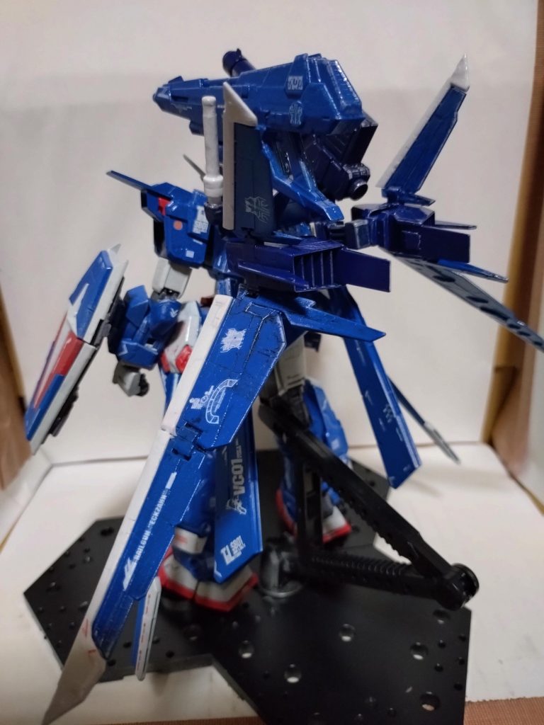 背中にエクスシルエットを追加して、空中戦のポテンシャルをアップさせる構造です。あくまでもイメージですが(笑)