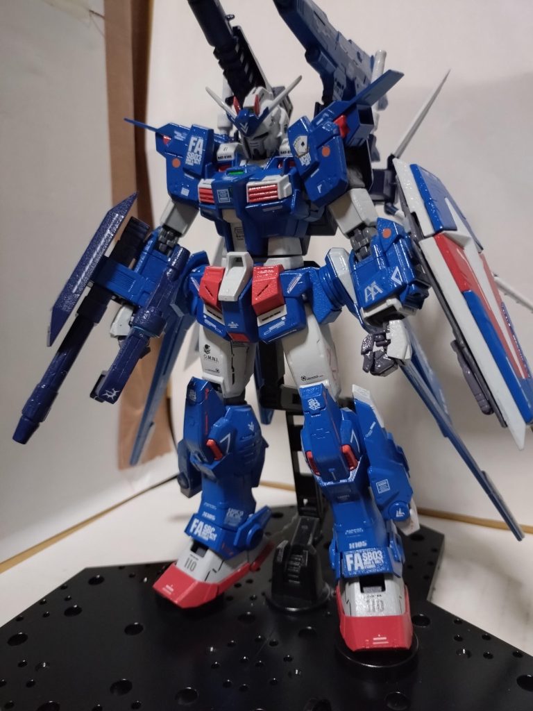 ライジングフリーダムカラーをメインに塗装してます。あとは、エクスインパルスガンダムのエクスシルエットなどのパーツを組み付けて、オリジナルのストームブリンガーに仕上げてみました。