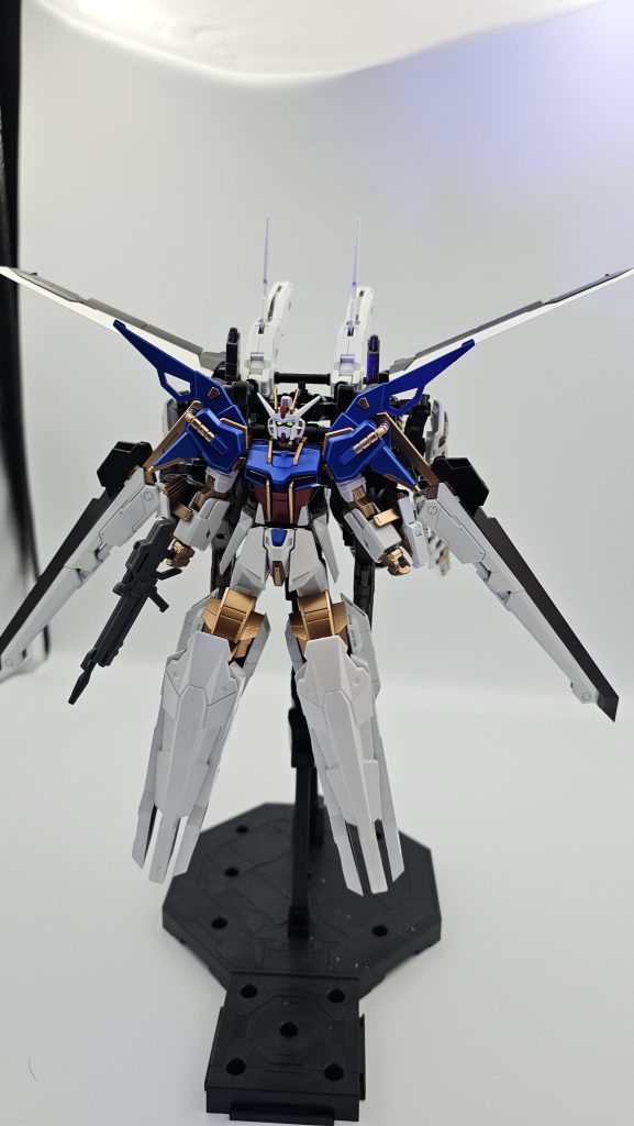 型落ちであるストライクを宇宙戦闘のみに限定し近代のMSにも対応出来るよう改修。関節はPS装甲製に変更、常時出力最大のため銅色に光っています。装甲もPS装甲ですが脚部のみ対物理に特化しており厚い装甲でバズーカの爆発や対物ライフル、物理の対艦刀等は脚部で受けることで無効化出来ます。無論防御のための装甲ですが、誰かさんがヤクザキックしても本機体へのダメージが最小限にするためのものでもあります。(逆にビーム耐性はなくサーベルも普通に通る)尚、脚部装甲はパージ出来るため破損してもデッドウェイトになりません。