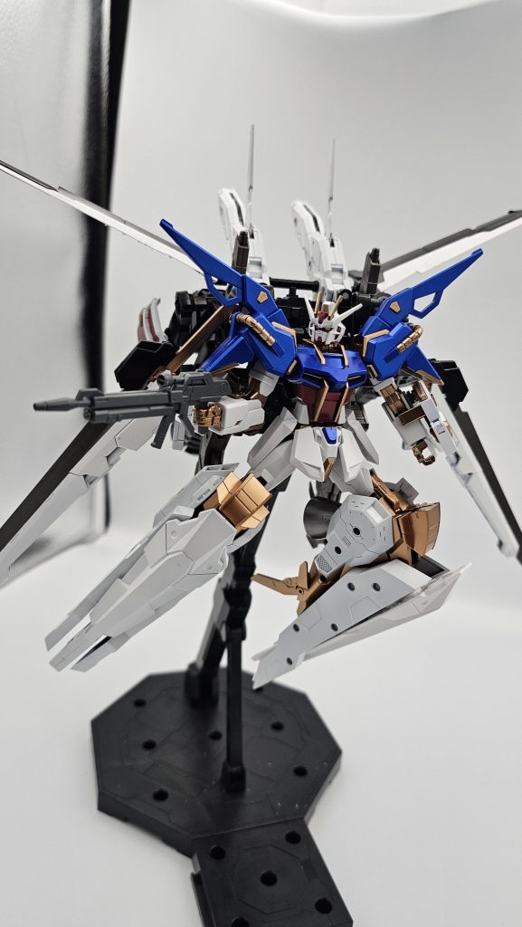 近接戦闘に長けていますがビーム兵器はブーメランのみ、電力は装甲と推進力、たまにレール砲での消費のみで超大型バッテリー装備なので装甲出力常時最大でも長時間戦闘が可能となっています。(持ってるビームライフルは内臓バッテリーの残弾式)