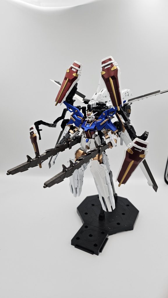 超長距離からの射撃モード。盾も展開出来るため妨害を受けずに撃てます。見ての通りですがFAストライカーはフルアーマーガンダムTBも参考にしております。
