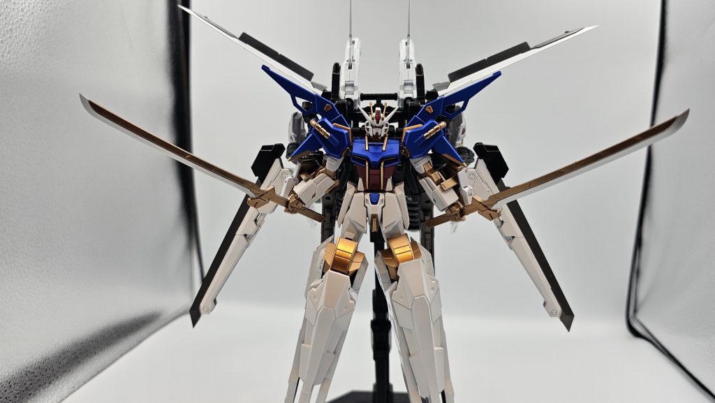 大剣は内部に細身の刀があり、ビームブーメラン込みで計6刀装備。両腕部にはロケットアンカーもあります。大剣·刀共に切れ味に特化しており、PS装甲は切断、フェムテク装甲は無理だが傷をつける程度は可能。(設定)