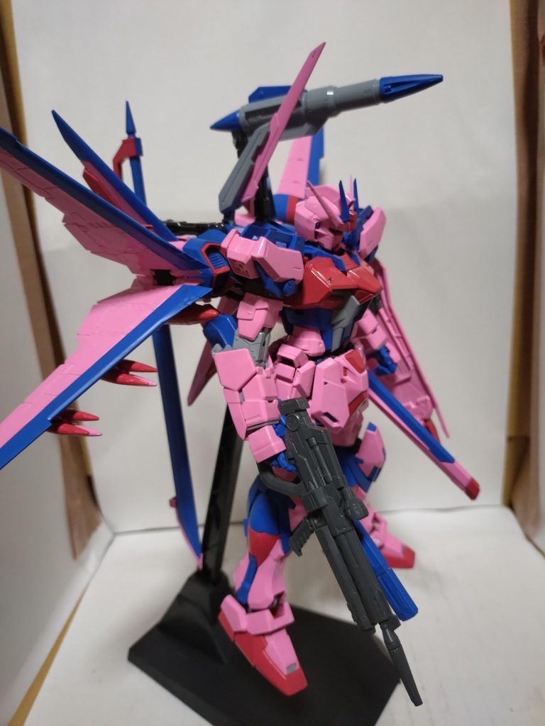 ピンクが鮮やか?過ぎて、塗装してくうちに頭の中がピンク状態になりそうでした(笑)