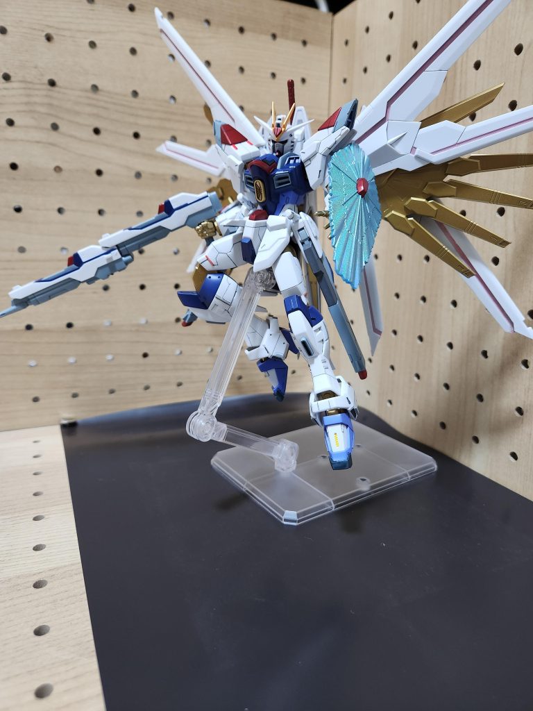 今回はデカールは張らずに塗装の塗り分けをがんばってみました！シールドとウイングのライン部分はガンダムマーカーホロブルーとトランザムレッドで塗りました！あとの塗り分けは筆塗りで丁寧に塗るように心掛けてがんばりました！