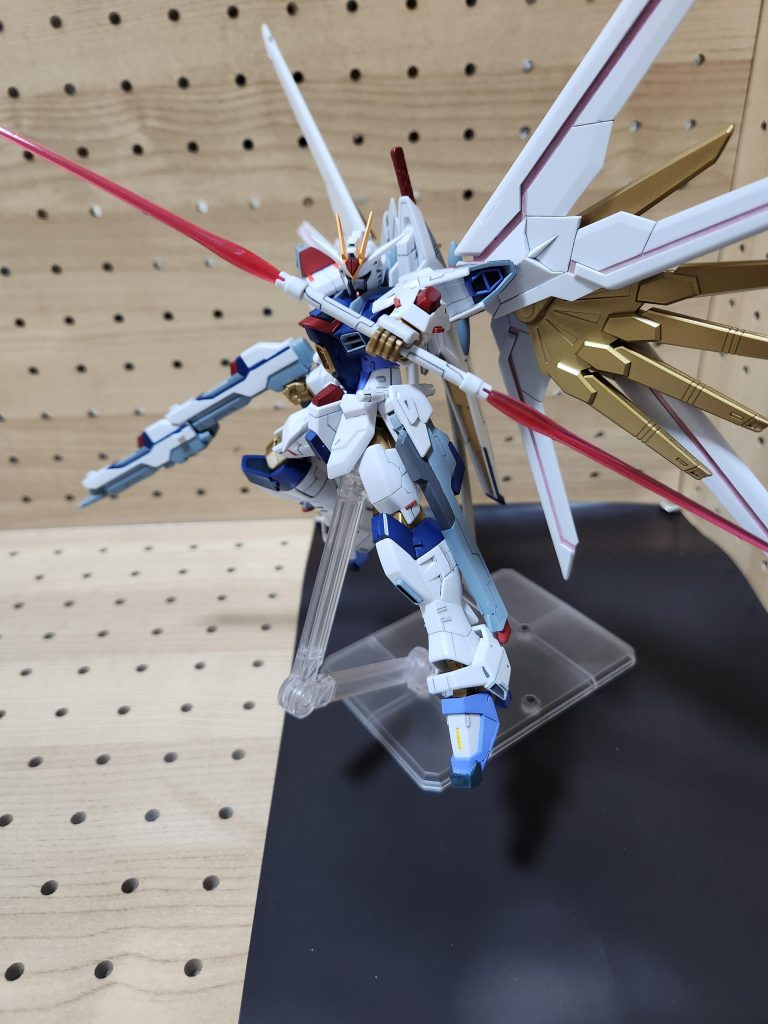 関節及びウイングのゴールドはクレオスのスーパーゴールドの上にクリアーゴールドで塗り発光できるようにしてみました！