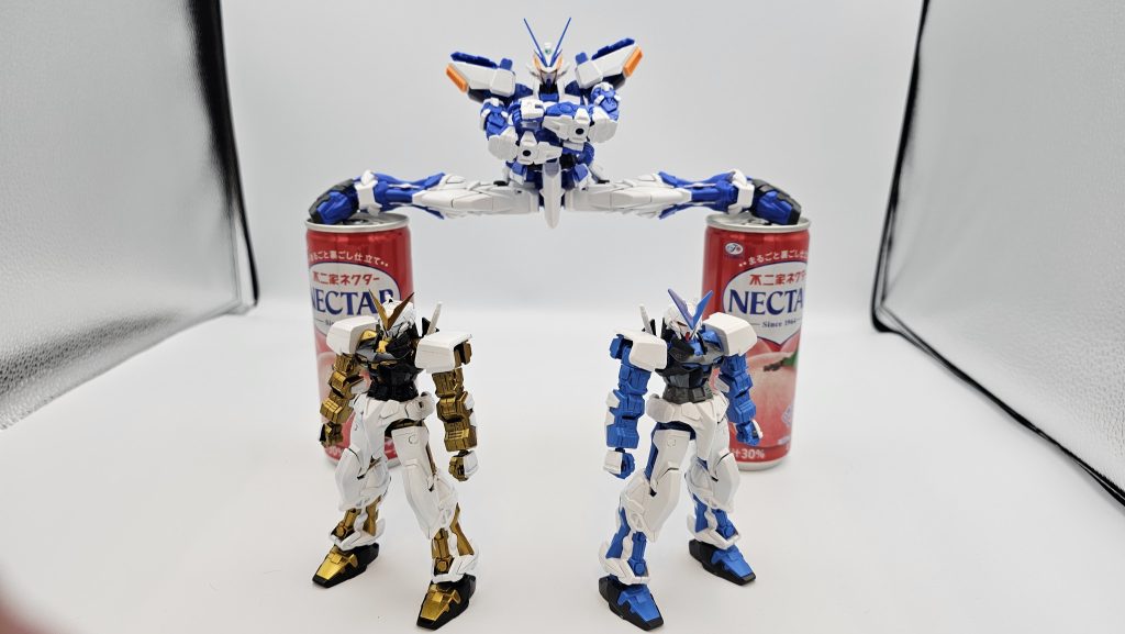 もう1機は素組みしました。奥のMGはストライクやナイチンゲールにバックパックを提供してくれた青枠Dです。