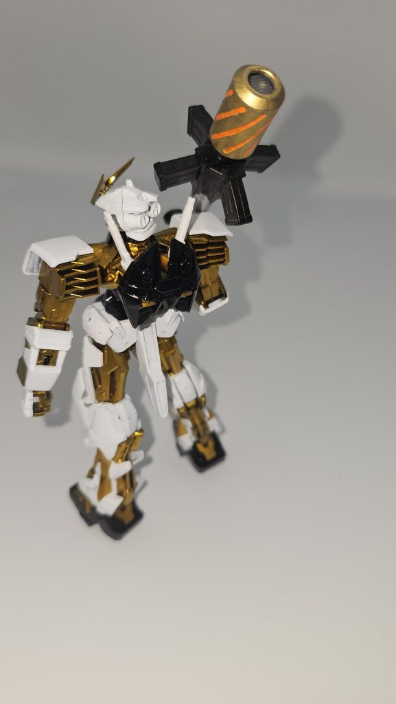 塗装はカッパーにクリアイエローを吹いています。バズーカはとりあえずストライクのものをもって貰ってます。やはり古いキットなので脚の可動域があまり広くないですね…肩はなかなかいい動きしてくれてました。