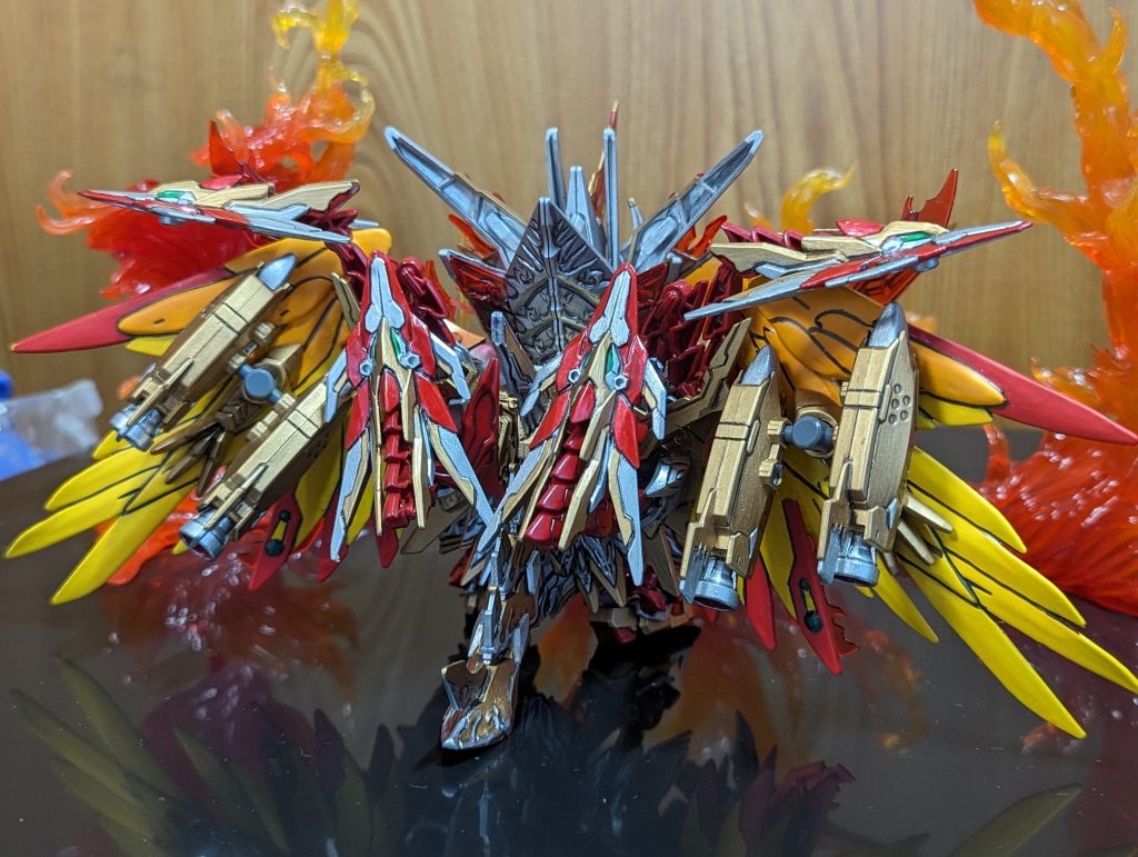 リアバックパックに角度変更出来るブースターを4つ、張郃アルトロンガンダムのドラゴンハングを4つ装着。