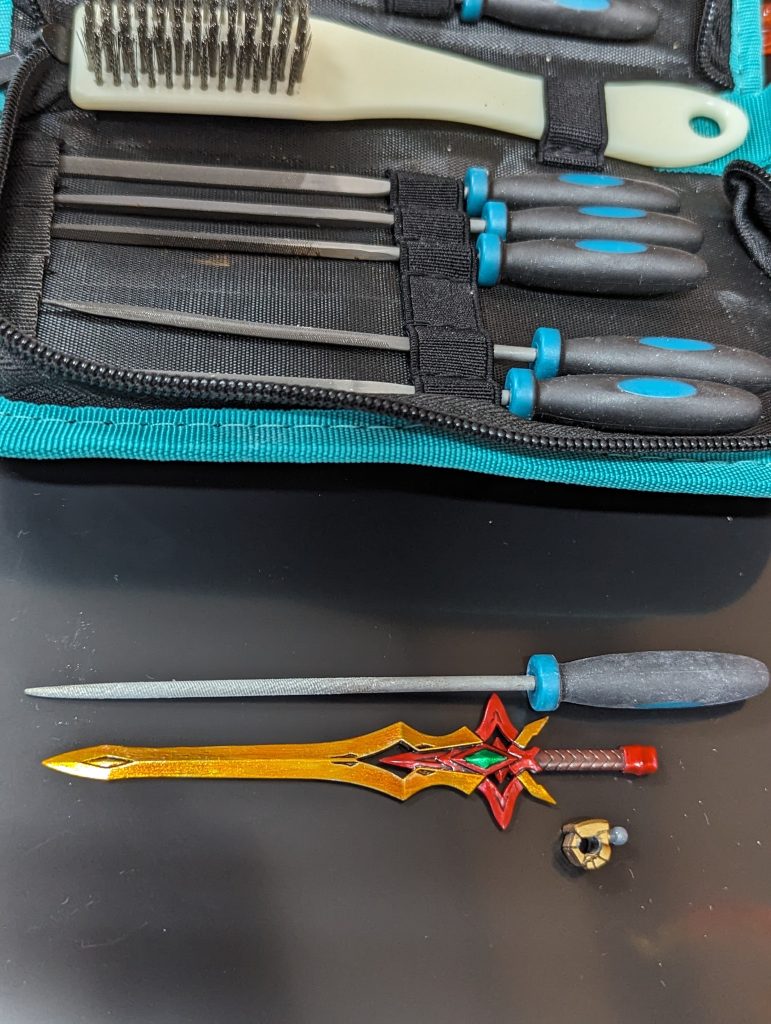 ヘヴィウェポンユニット ホロニックアームズはフィギュア用なので持ち手が太い為、細長いヤスリを使い、持ち手穴を縦に拡張しました。