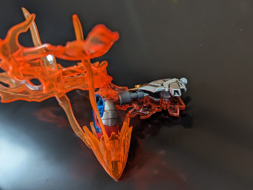 炎皇張飛ゴッドガンダムの肩は後ろにスペース空いてるので、ピンバイスで穴あけジョイントパーツ差し込んでます。