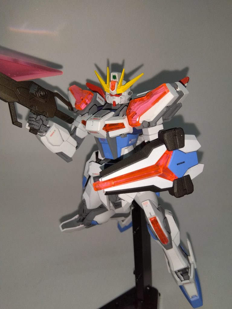 正面。ばっちりSEEDポーズになってそうでなってないのがビルドストライクってイメージがあるのでこういうポーズがらしくて好きです。