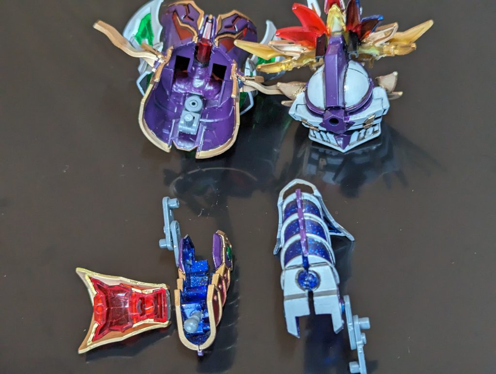 司馬懿デスティニーガンダムの頭部 上部分にコトブキヤのジョイントパーツをパテで固定し着脱可能にし、烈龍頑駄無の肩当はつなぎ目を削りスペリオルストライクフリーダムドラゴンとオルタナティブジャスティスインフィットドラゴンの肩当てに差し込める様に加工してあります。