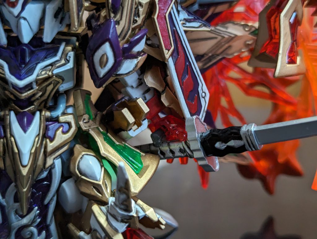 刀にゲートを差し込み、スペリオルストライクフリーダムドラゴンとオルタナティブジャスティスインフィットドラゴンのハンドパーツの穴に取り付けてます。