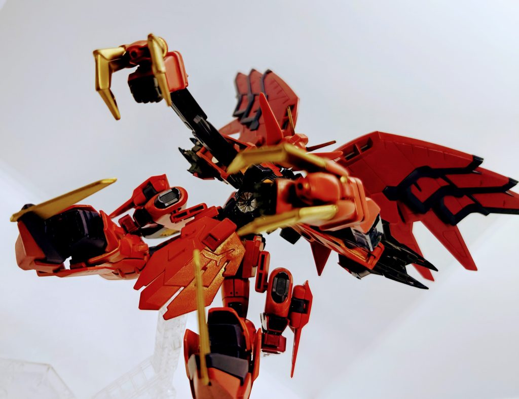 寝かしたり、向きかえたりで、飛行形態とイージスっぽいMA形態の2種類に変形可能です。