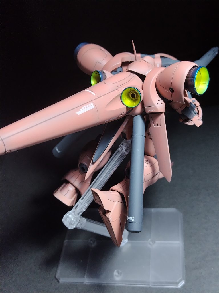 色はメカサフヘビィの上からシャアピンクを塗っただけなので関節やビームマシンガンやプロペラントタンクはメカサフヘビィのままですあとはデカールを貼ってトップコートを吹いて仕上げましたデカール貼るセンスないですね