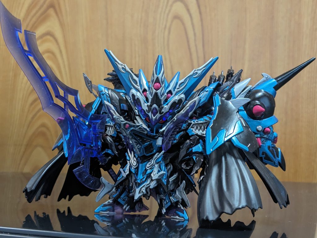 本体。 ヘヴィウェポンユニット ホロニックアームズの大剣を装備出来る様に持ち手を縦にヤスリがけしてます。遠い銀河から引き寄せられる様にして太陽系に現れた侵略者。惑星に寄生するタイプで地上からエネルギーを吸い取り星々を点々と移動している。寄生された星には寂れ干上がった大地だけが残される。被害にあったという情報がチラホラとガンダムフォース側にも届いていた。