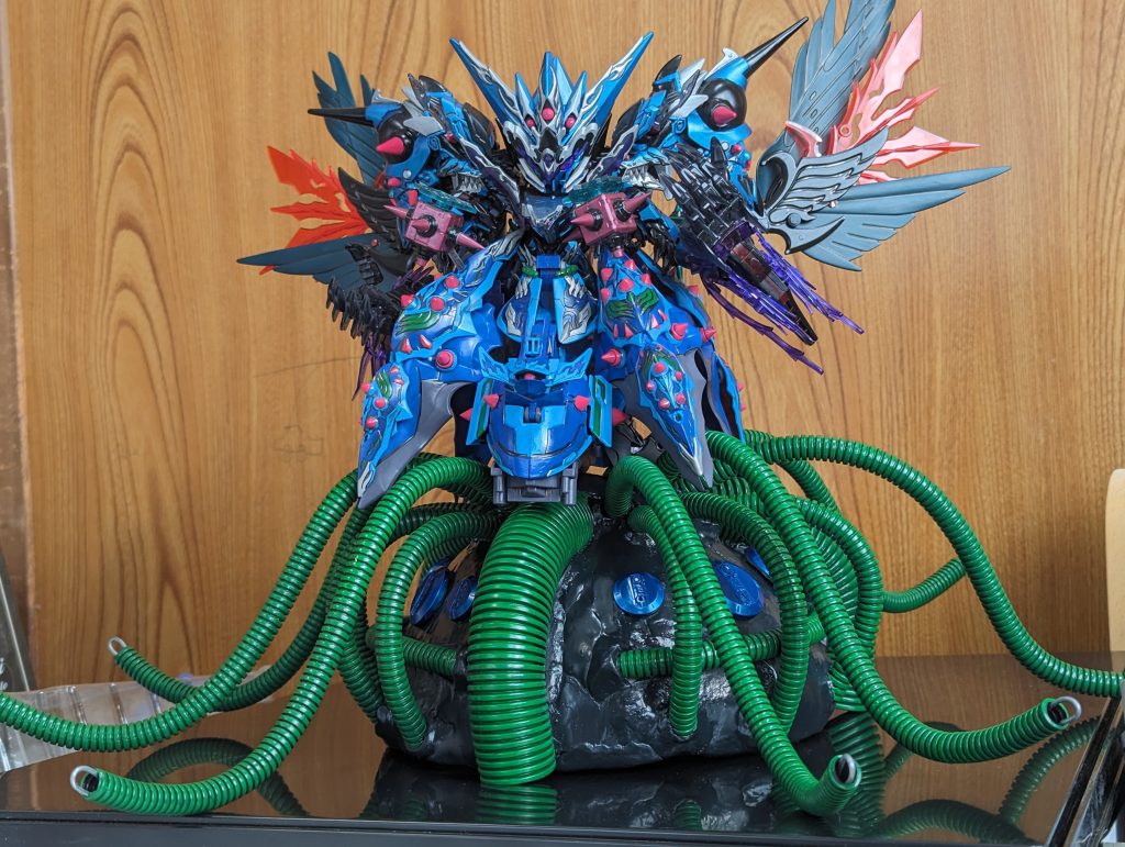 本体から両足を取り外してモンスター風な下半身と接続。
