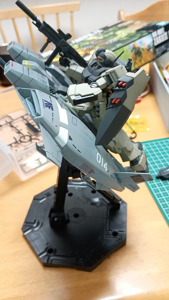 急な角度でも片手の指だけで支えてます。