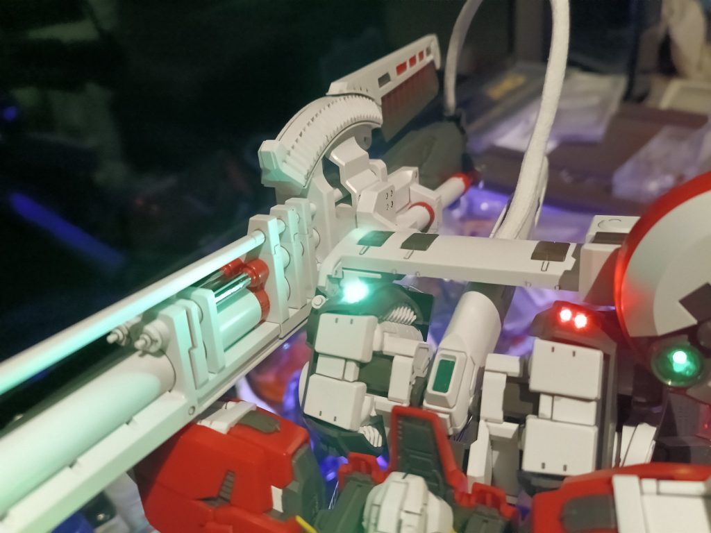 ここにもナビゲーションライトを入れましたが、思いつきで入れたんで、下半身ブースターにも入れればよかったと後悔😥😅💦