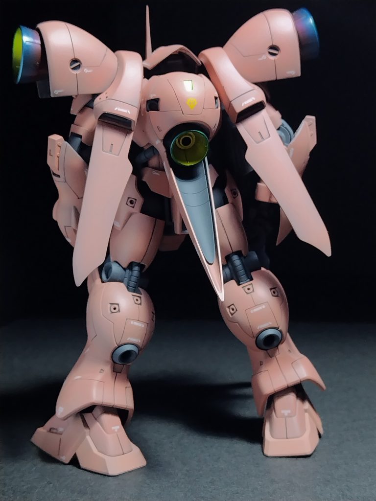 大きくは加工してません額の膨らみを少し削ってます襟足を少し延長モノアイはHアイズにダクトなど開口写真には写ってませんが、袖、膝の裏側をプラ板で塞いであります足裏の肉抜き穴も塞いでます