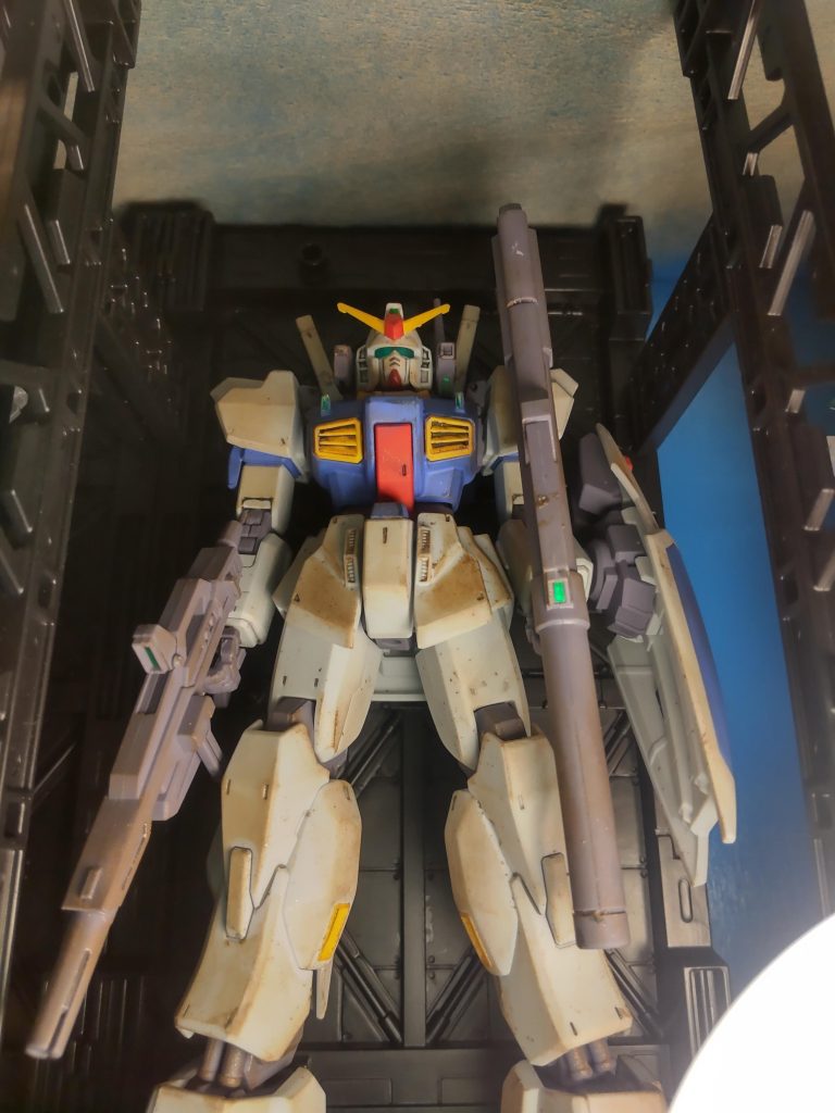 ライトアップで。アムロなら汚さない気がしますが…アストナージに怒られてまう！！汚し加工、実は100均のファンデーションを使用。以前、どなたかの記事を見て、コスパ＆お気軽にできるかな？と思い、チャレンジ。汚し加工なだけに…お目汚しを…