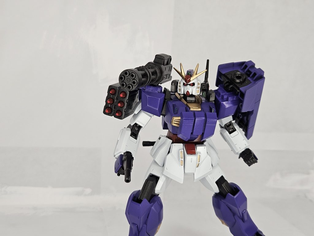 まずはコマンドー装備から、左肩にクロー付き シールド、右肩に対空兵器を装備した形態です