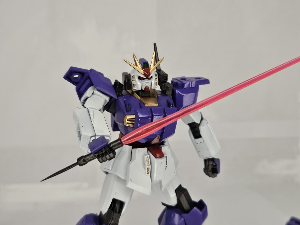 ナイフの柄はビームサーベルになっているので 刃が折れても問題なし