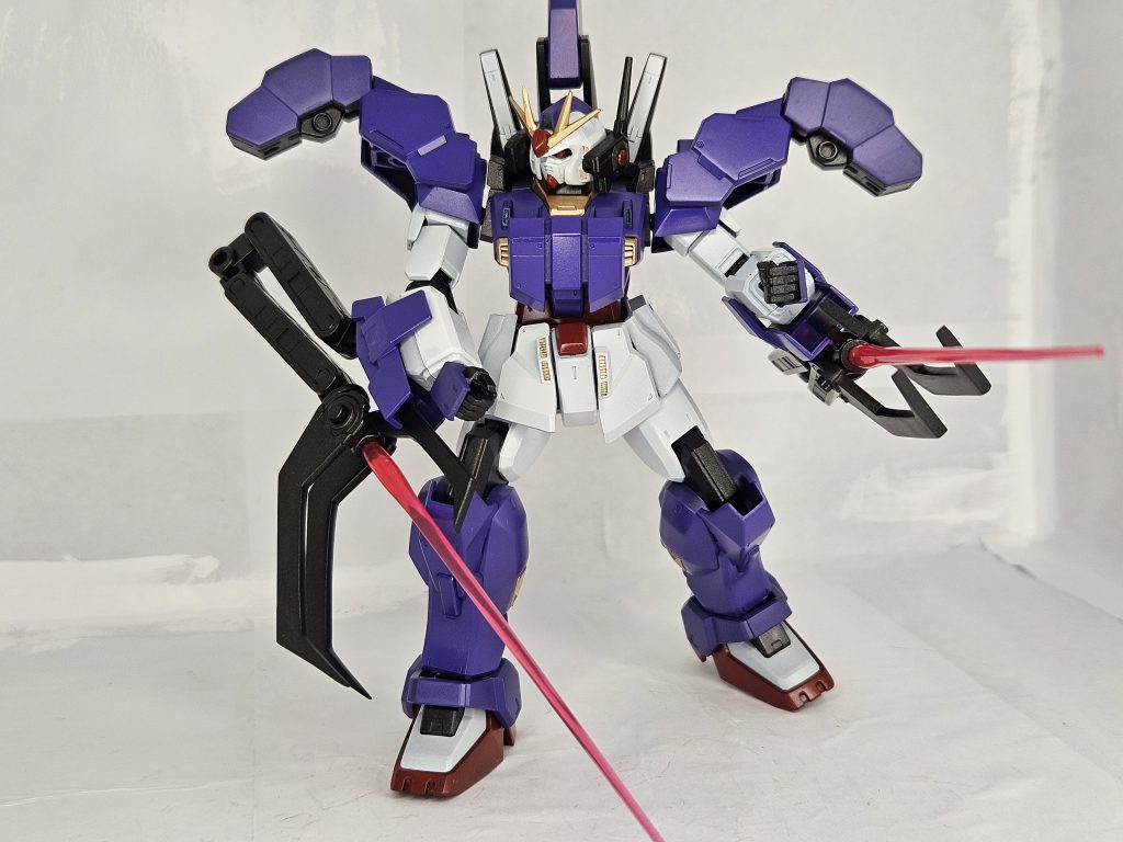 クローはビームガン兼ビームサーベルとして機能します