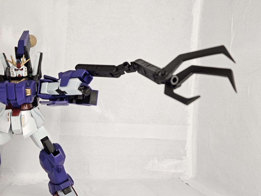 腕部装甲からクローが展開可能です(全然主人公機に見えないw)