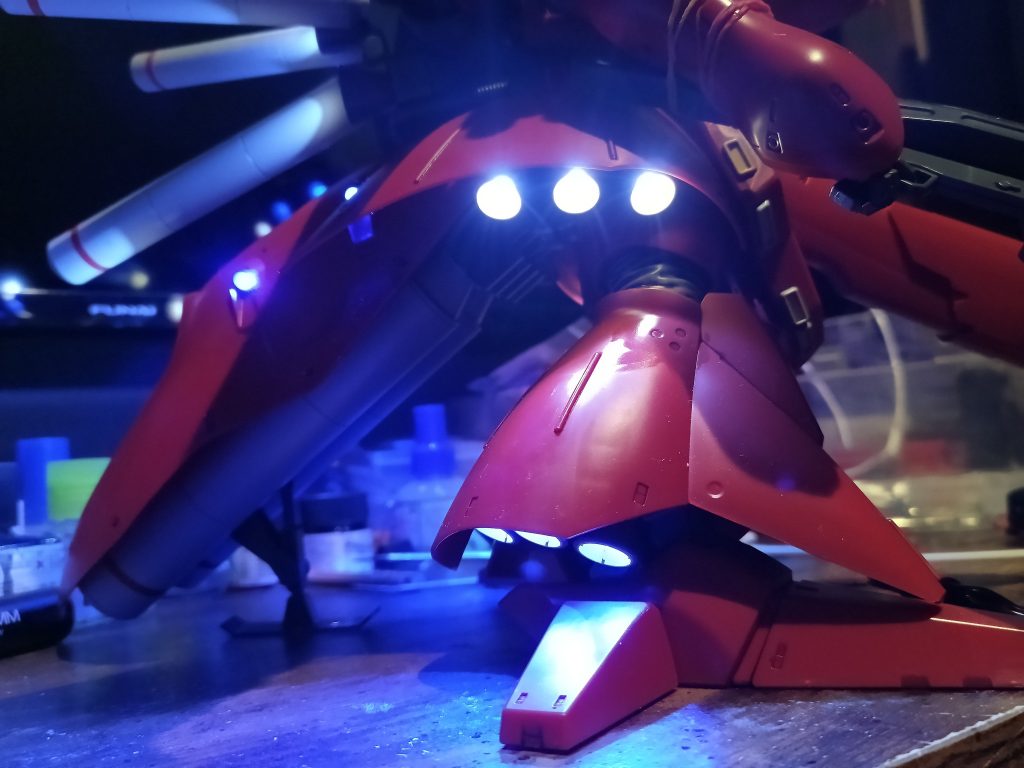 サイドアーマーはホワイト、脚部バーニアはブルー👍