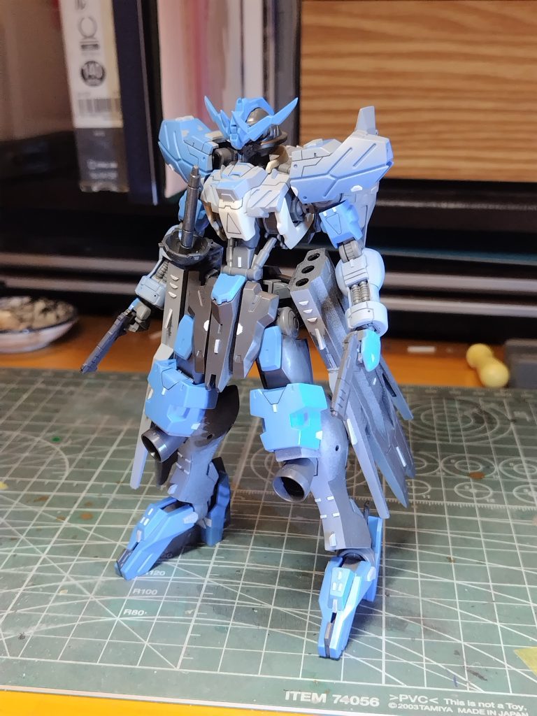 合わせ目消し、スジ彫り、プラ板貼り付け。合わせ目消しの難易度が高く、ここまで持ってくるのに時間とられました。。。