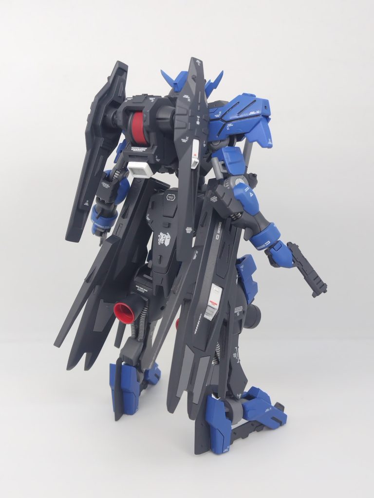 バックパックの肉抜きはどうしても気になるので、パテ埋め。