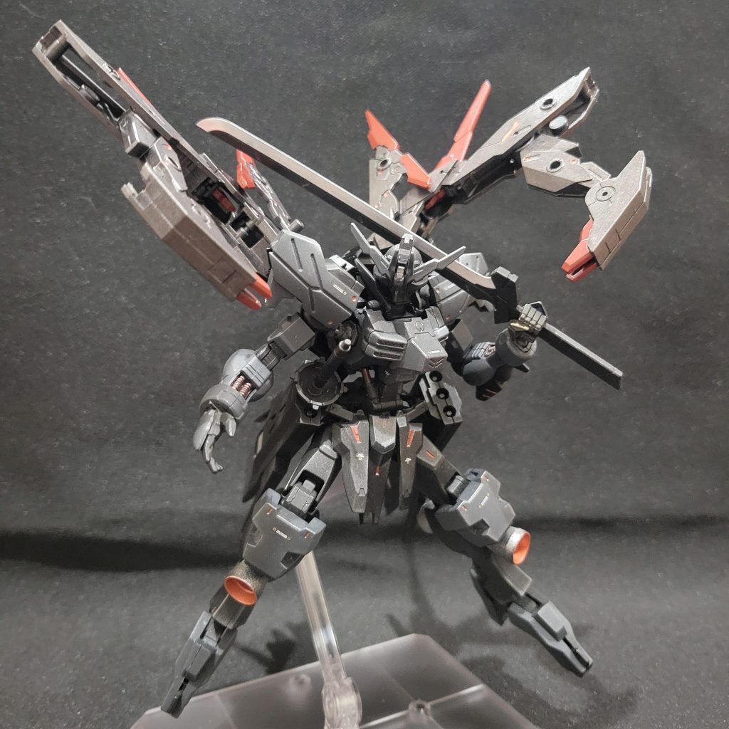 第２形態さらにウィングを展開して攻撃力強化した形態能ある鷹は爪を隠すウィングに格納されたクローを展開