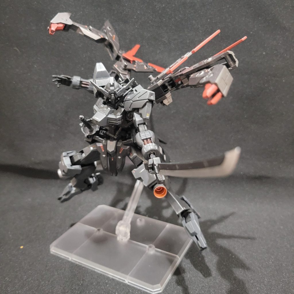 クローで攻撃、防御、障害物に突き刺して急激な方向転換など結構応用のきく特殊兵装だと思います