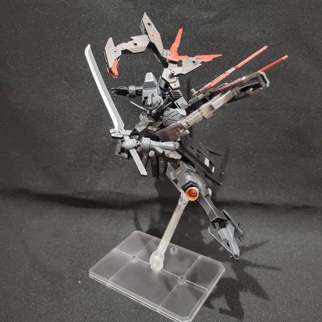 ハンターエッジ展開クロー、刀、蹴り攻撃手段は豊富です特殊兵装のウィングが複雑な操縦技術を必要としそうですね、こんなの阿頼耶識使いじゃなきゃ乗りこなせそうに無いです