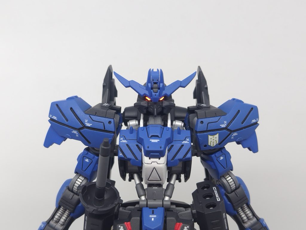 ツインアイは蛍光塗料です。