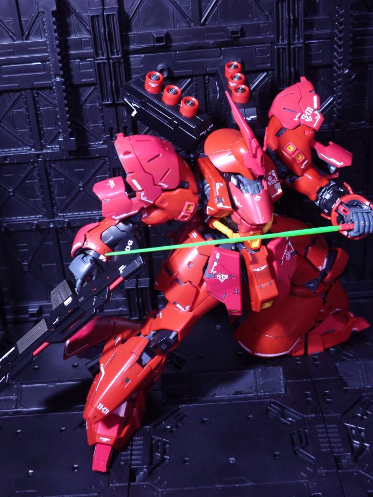 赤いボディに緑のサーベルよく映えますね!細めのサーベルですが手のひらのピンに固定できるので安定感抜群です。