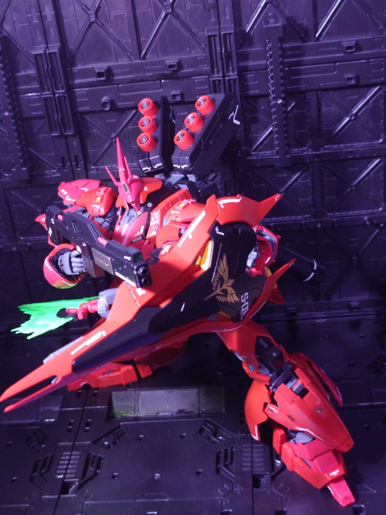 シールド越し射撃サザビーのシールド、いいですよね！ライフルはガンメタと黒の塗り分けが上手くいって結構満足してます。