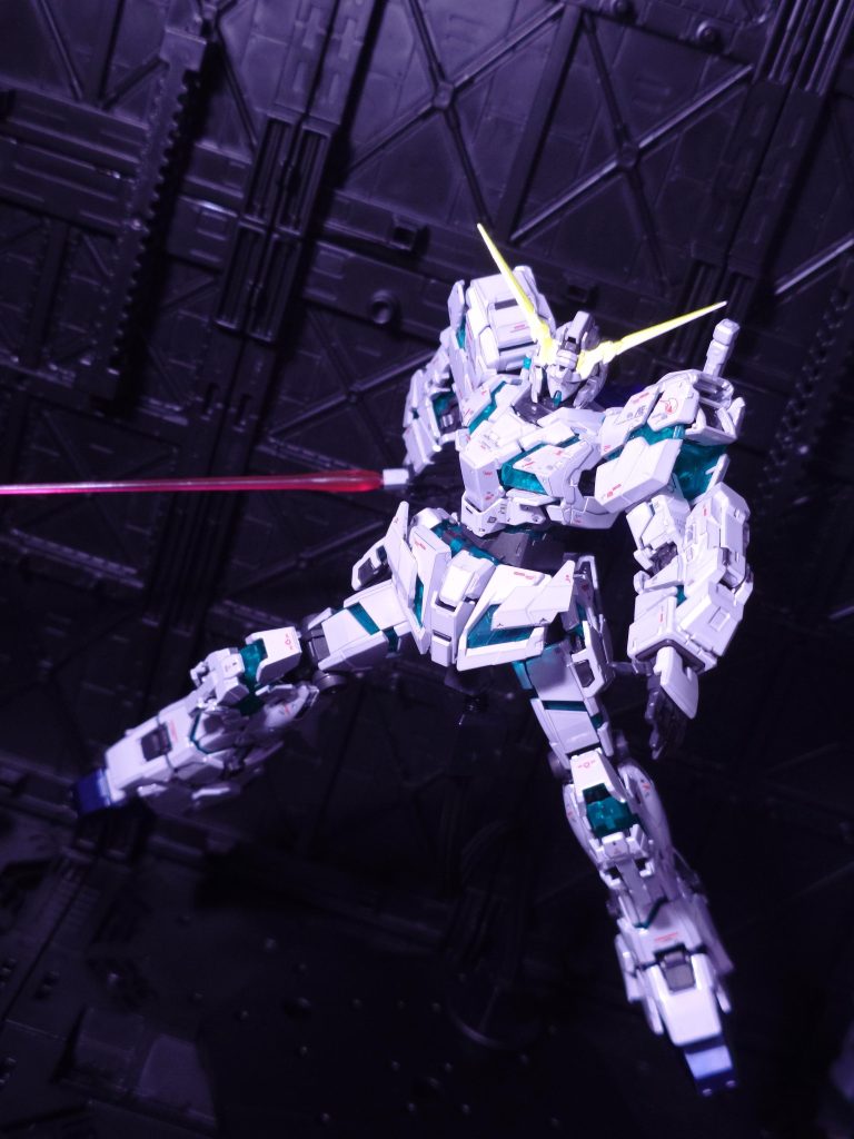 NT-D発動ユニコーンは武装がシンプルですが洗練されてますよね。クリアパーツもとても綺麗です。