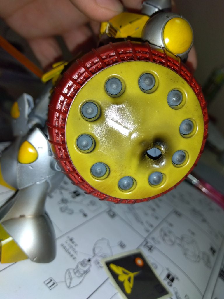 ピンバイスで穴を開けたところにライターで炙ってダメージ表現…ミサイル内蔵してるのに被弾して大丈夫なのか？？？