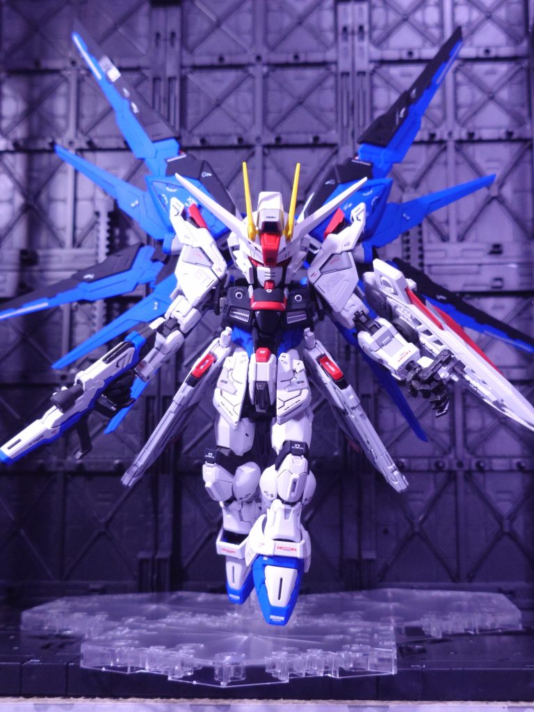 舞い降りる剣初登場シーンが印象的すぎて、何度見返したか分かりません。劇場版でミーティアが流れたときエモすぎて涙腺うるうるでした(⁠ ⁠；⁠∀⁠；⁠)