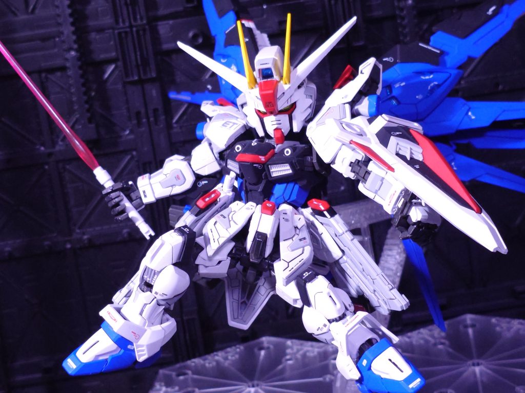 キラの驚異的な射撃が印象的なフリーダムですが、サーベル使った近接での攻防もカッコいいですよね！当時は戦闘描写がバンクだらけでしたが、今の技術力でリメイクしてくれないかな〜