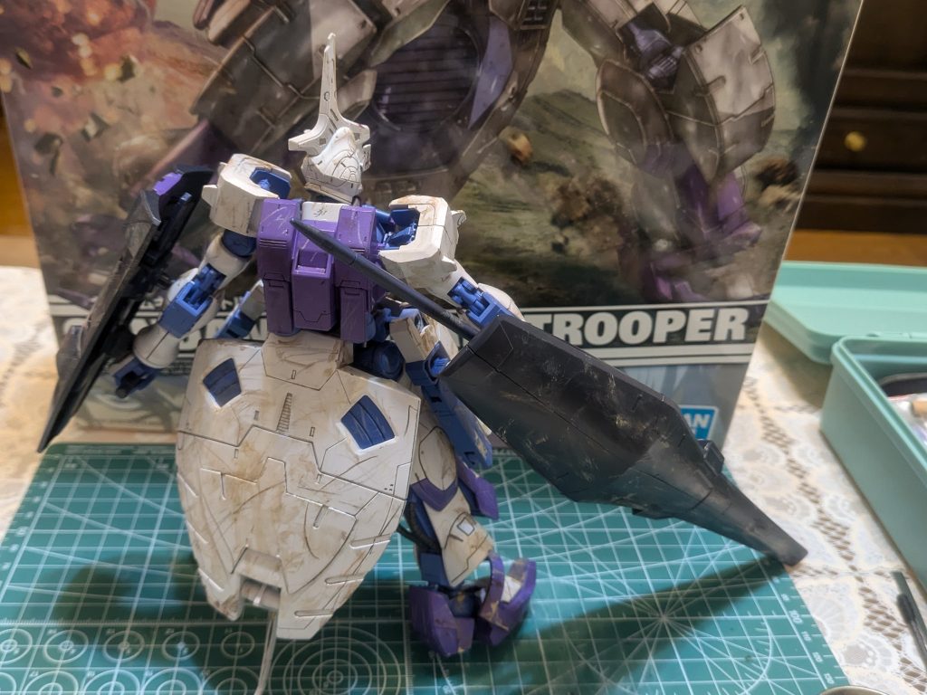 尻尾みたいなのがあるから、台座がなくても自立できます。。