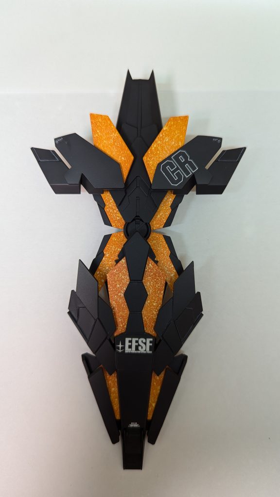 蛍光塗料を使用したので、ブラックライトで光ると思っていたのですが、上からクリア塗料を重ねすぎて全く光らなくなってしまいました…しかし光っているみたいでなかなか綺麗です。