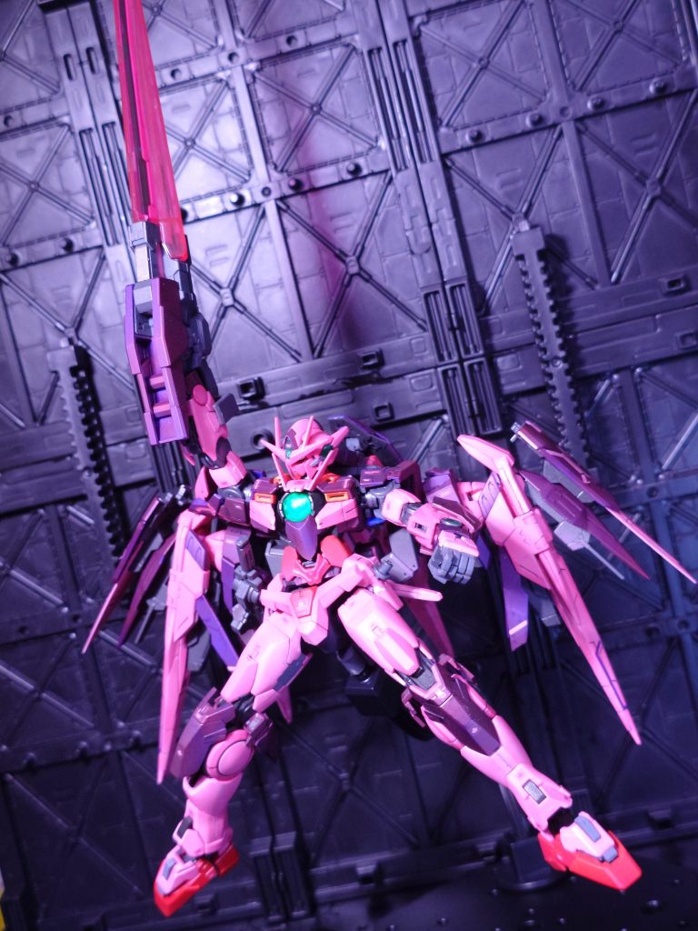 エクシアのＧＮソードも好きだったんですが、ガシーンと実体剣が展開するのがいいんですよね。特にＧＮソードⅢはＧＮカタールのクリアが付属して見栄えも素晴らしい。ライザーソードももちろん使用可能です！