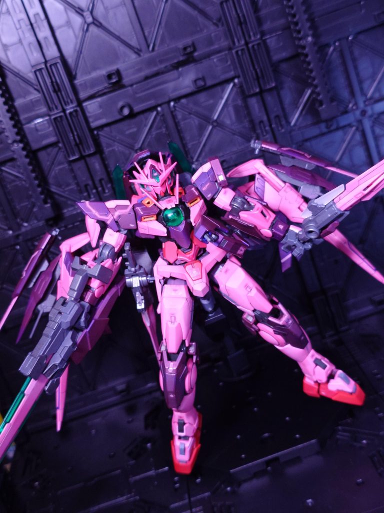 以下、本機設定フルセイバーがダブルオークアンタの武装を強化した機体であるならば、本機はＧＮドライヴの技術限界を追求した機体である。トランザム使用後の一時的な出力の減衰は、システムの最適化により軽減されたものの、完全な問題の解消には至らなかった。そこでツインドライヴシステムを応用した新たなコンセプトが示された。