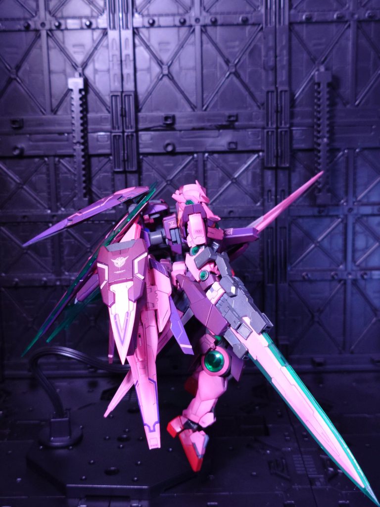 クアドラプルドライヴシステム常時トランザムを維持し、恒常的に膨大なＧＮ粒子を生成し続けることを目的とした技術試験システム。本機にはダブルオーライザー、ダブルオークアンタの運用データを元に新たに製造された親和性の高い４基の専用太陽炉、イオ、エウロパ、ガニメデ、カリストが搭載されている。